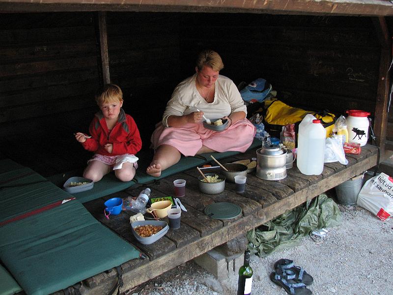 IMG_5507.JPG - Aftensmad i shelteren