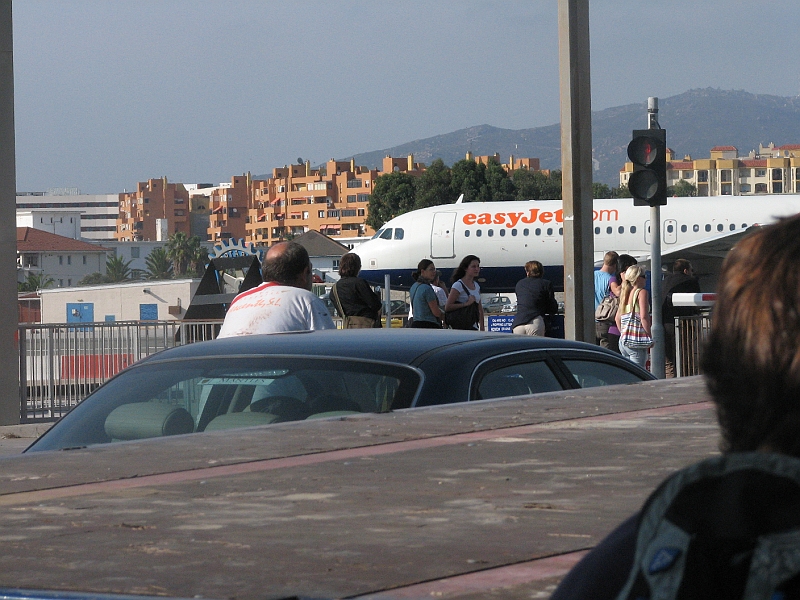 IMG_6611.JPG - Landingsbanen krydser vejen