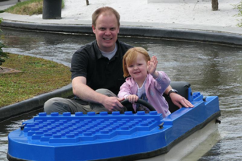 IMG_2474-m.jpg - Mai og far sejler båd i Legoland