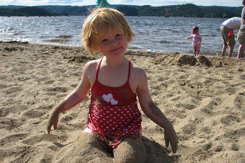 IMG_3429-m.jpg - Mai leger på stranden på ferien i Norge