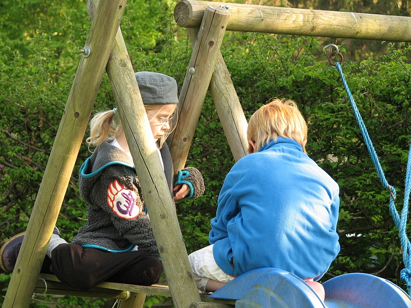 IMG_7566.JPG - Agnes og Mai nulrer på topen af rutchebanen