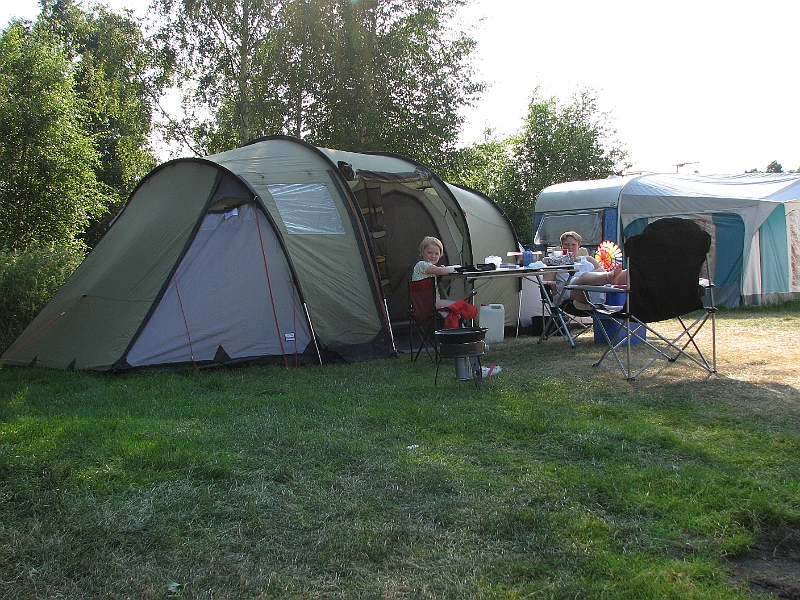 IMG_0562.JPG - Hygge ved teltet på campingpladsen ved Astrid Lindgrens verden